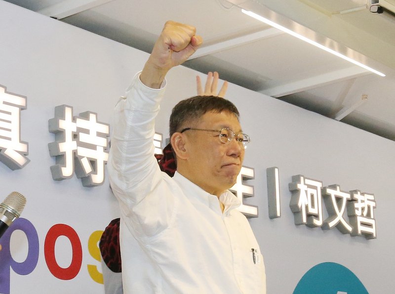 柯文哲行動競總到西門（1）無黨籍台北市長候選人柯文哲的行動總部15日晚間開到捷運西門站周邊，柯文哲也登台與民眾互動，號召支持者24日站出來，以選票支持連任。