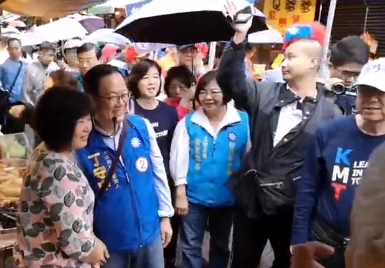 選前黃金週末，國民黨台北市長候選人丁守中(前左二)17日到市場掃街，全力衝刺。(翻攝自丁守中粉絲團臉書)