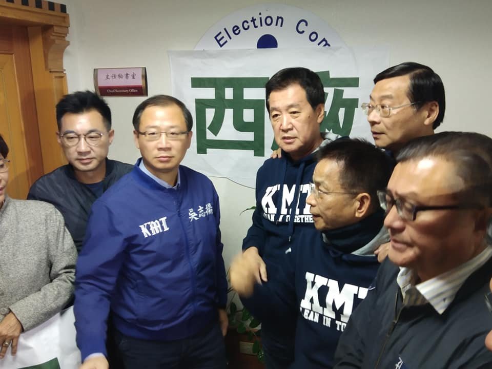 中選會須重新刊登公投公告,國民黨立委不滿中選會違法在先還要拿公帑補救。多位國民黨立委22日到中選會踢館抗議,並張貼西廠字樣的海報。(王韋婷攝) 中選會須重新刊登公投公告,國民黨立委不滿中選會違法在先還要拿公帑補救。多位國民黨立委22日到中選會踢館抗議,並張貼西廠字樣的海報。(王韋婷攝)
