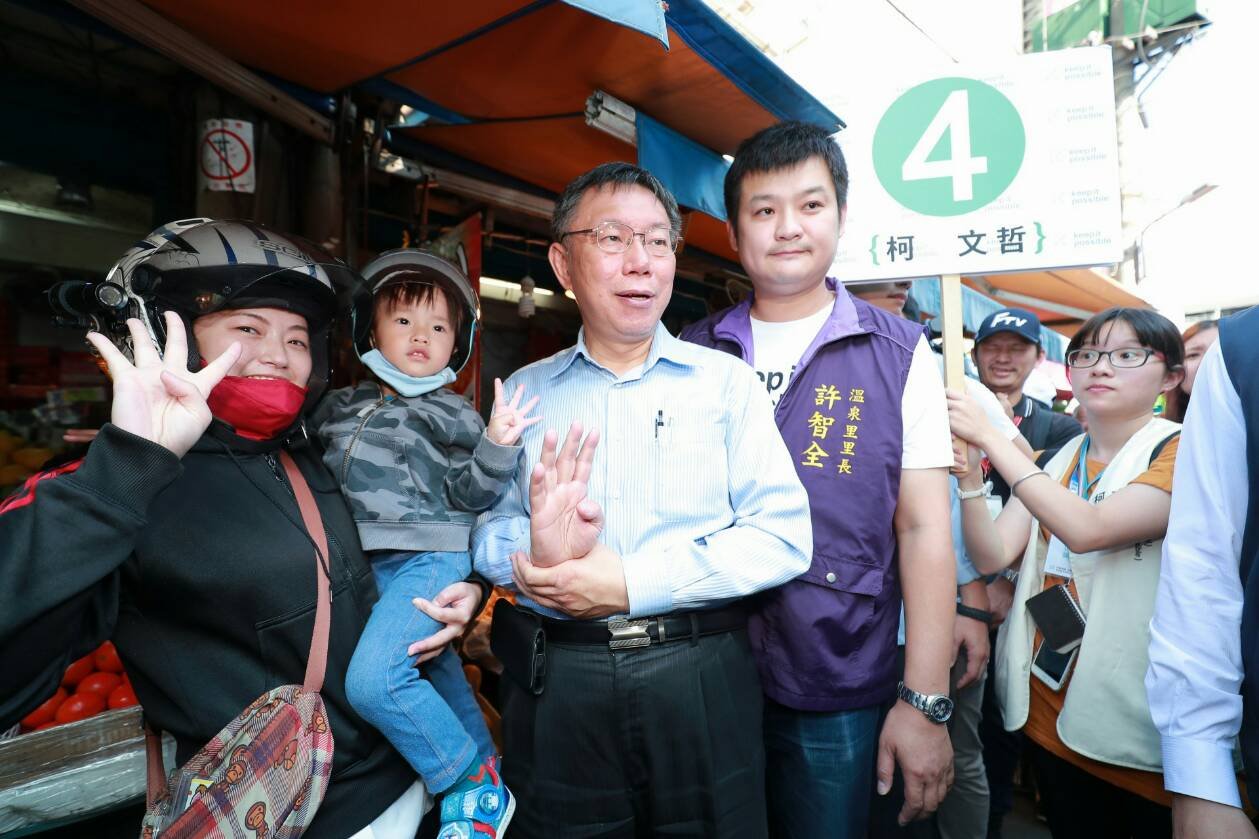 選情緊繃,柯文哲到市場拜票,尋求民眾支持。(柯文哲競選辦公室提供) 選情緊繃,柯文哲到市場拜票,尋求民眾支持。(柯文哲競選辦公室提供)