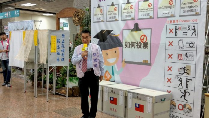 徐國勇化身「一日選務人員」 教新住民投下神聖一票