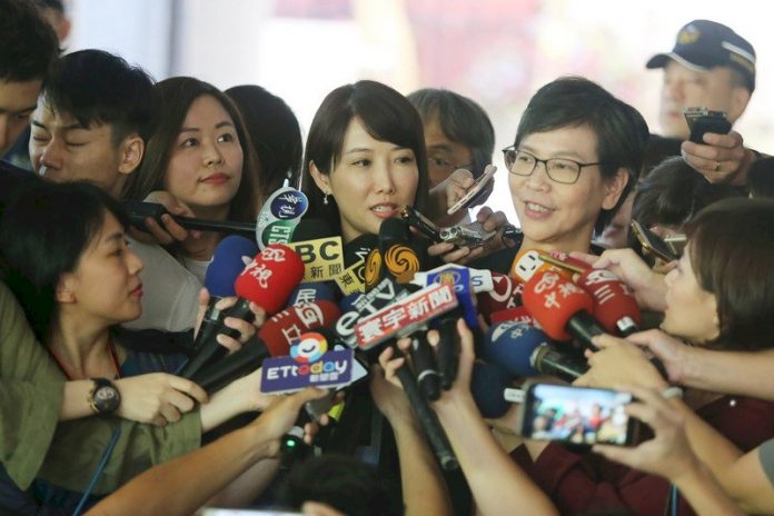 郭台銘參選連署需逾28萬份 中選會:秋節連假也受理登記