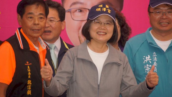 戴順澤宮冠軍帽 總統:明年大選應該成了