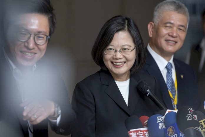 蔡總統主動出擊 一次澄清三個假消息