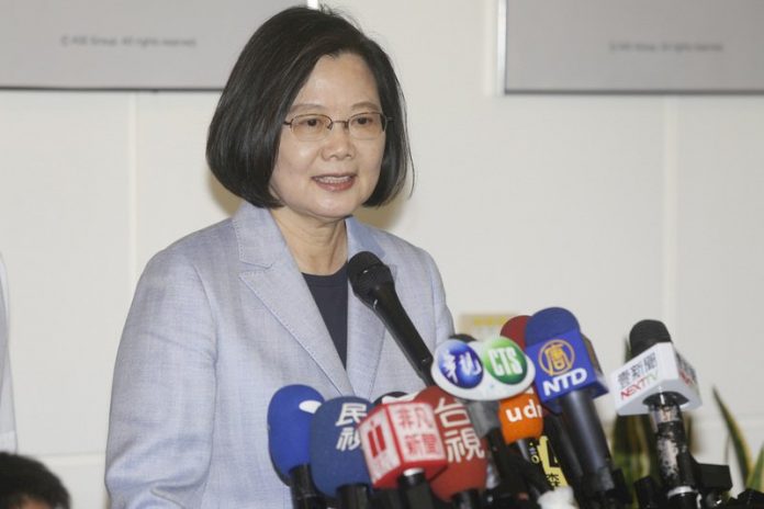 韓提大學生免費遊學 總統:未經評估開支票 跳票可能性大