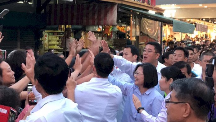 參拜雲林宮廟 總統:推農民退休金制 讓農民安心有保障