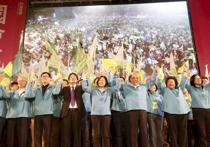 蔡賴高雄同台造勢 賴清德:捍衛主權支持蔡總統
