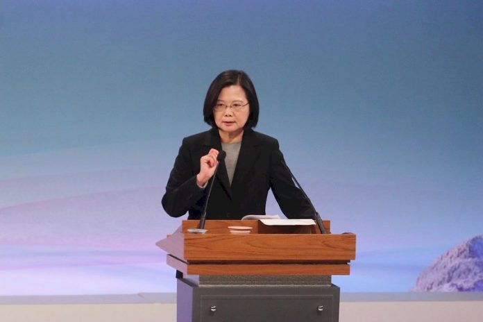 大選辯論/蔡總統:人民關心的不是總統用膝蓋走路 而是膝蓋能挺住