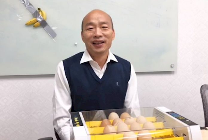 韓國瑜臉書直播孵小雞 籲國家要當青年的孵化器