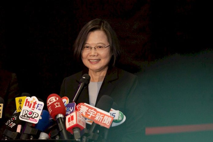 韓營廣告7問憑什麼 蔡總統回擊:他憑什麼可選總統?