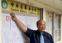 Wahlkommissions-Vizeleiter Chen gab am 8. November den Wahltermin vom 11. Januar 2020 offiziell bekannt (Bild: Wahlkommission)