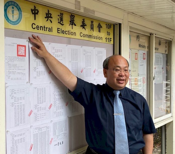 20191108000028M Wahlkommissions-Vizeleiter Chen gab am 8. November den Wahltermin vom 11. Januar 2020 offiziell bekannt (Bild: Wahlkommission)
