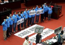 Abgeordnete der Oppositionspartei KMT kritisieren das Anti-Infiltrationsgesetz (Bild: CNA)