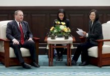 Präsidentin Tsai beim Empfang des ehemaligen US-Generalkonsuls von Hongkong Kurt Tong