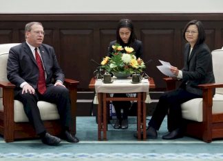 Präsidentin Tsai beim Empfang des ehemaligen US-Generalkonsuls von Hongkong Kurt Tong