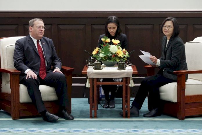 Präsidentin Tsai beim Empfang des ehemaligen US-Generalkonsuls von Hongkong Kurt Tong