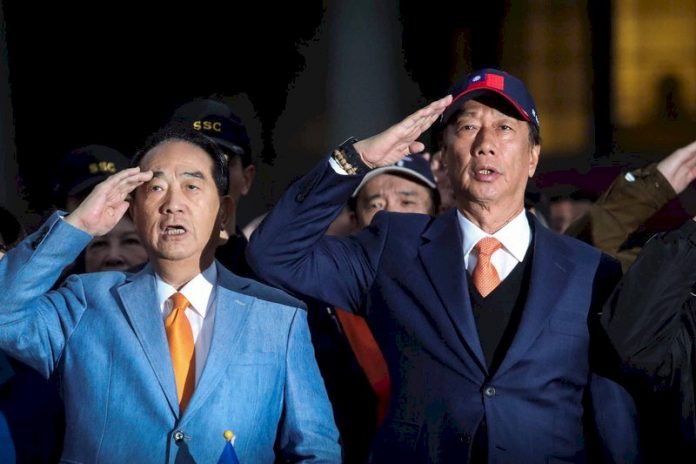 宋楚瑜郭台銘元旦合體升旗 再批強行通過反滲透法