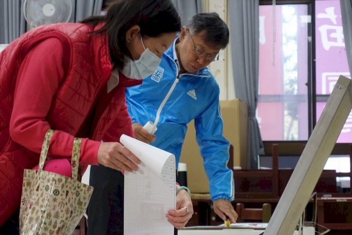 投票所現人潮 柯文哲主張E化