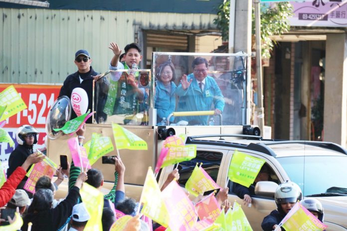 蔡總統車隊桃園掃街 支持者夾道氣氛超嗨