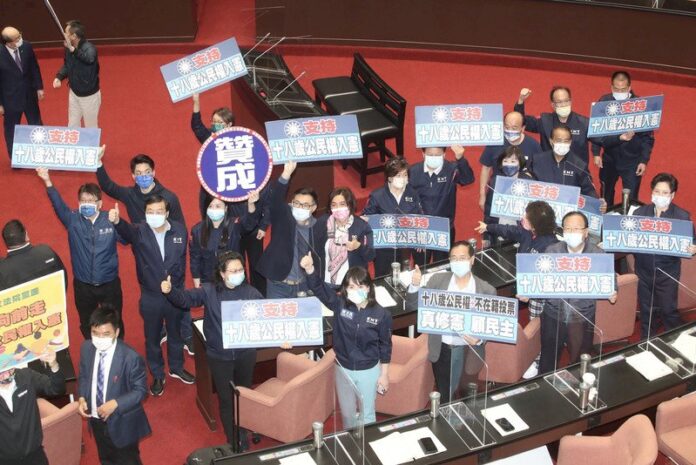 修憲複決滿20歲才可投 是否併九合一大選待決