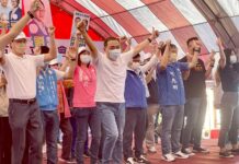 2022選戰/侯友宜扮「母雞」跨區趕攤輔選藍營小雞