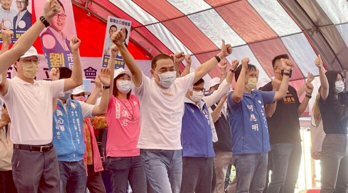 2022選戰/侯友宜扮「母雞」跨區趕攤輔選藍營小雞