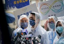 2022選戰/蔣萬安帶「小雞」冒雨拜票 盼給年輕人機會