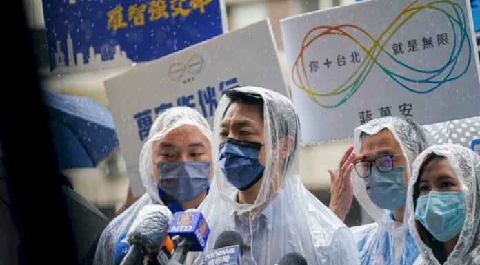 2022選戰/蔣萬安帶「小雞」冒雨拜票 盼給年輕人機會