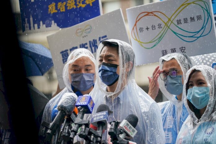 2022選戰/蔣萬安帶「小雞」冒雨拜票 盼給年輕人機會