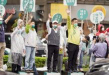 2022選戰/陳時中與「國務青」站路口 挺18歲公民權