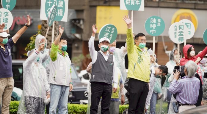 2022選戰/陳時中與「國務青」站路口 挺18歲公民權