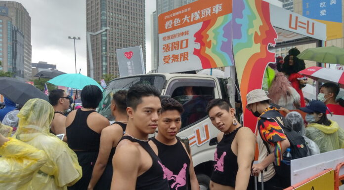 台灣同志大遊行雨中登場 陳時中、黃珊珊現身力挺