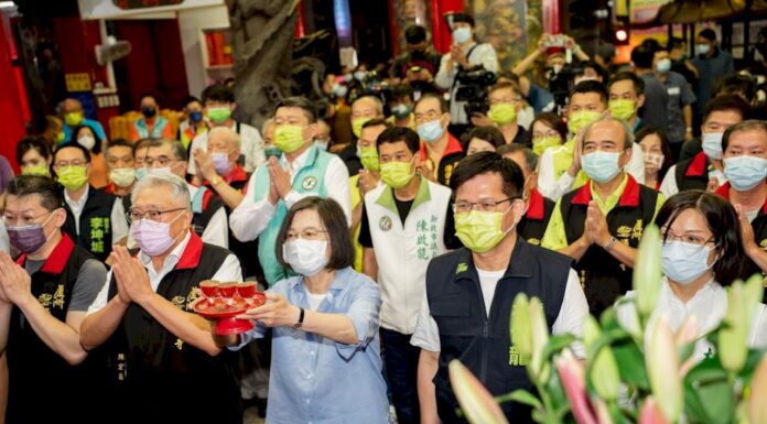 湧蓮寺主委挺侯? 林:宗教無黨派 侯:理念相同