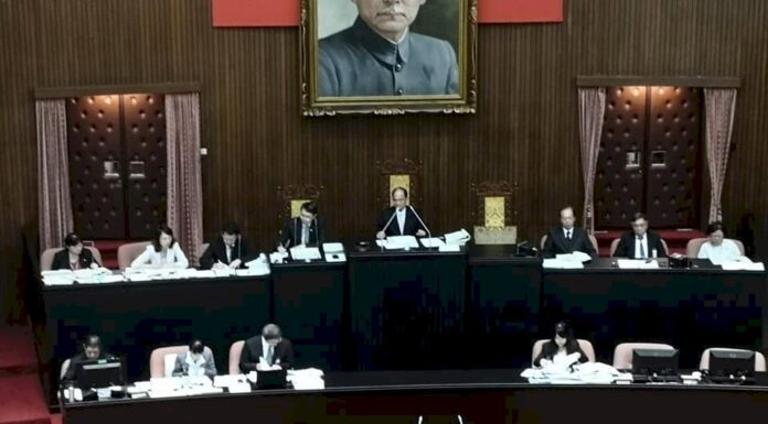 立院三讀民法成年年齡配套 20歲修正為成年