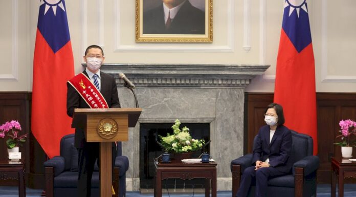 總統接見十大傑出青年 盼代言18歲公民權複決