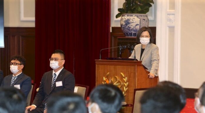 總統接見青商總會 力催18歲公民權修憲過關