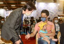 蔣萬安、黃珊珊同台推育兒政策 陳時中強調防疫至少75分