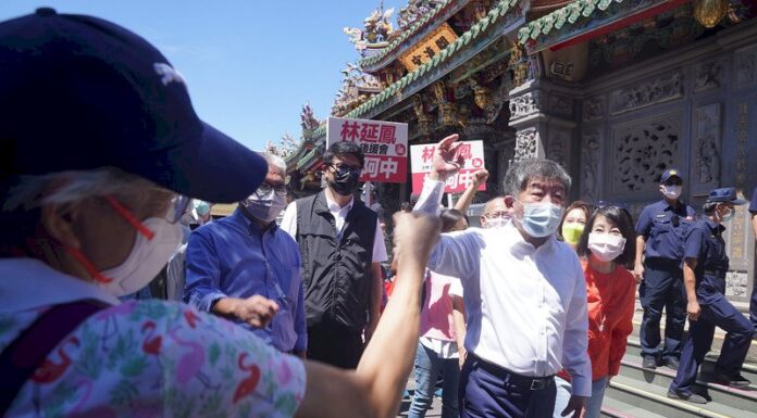 陳時中參拜關渡宮 承諾一本初心不造成對立