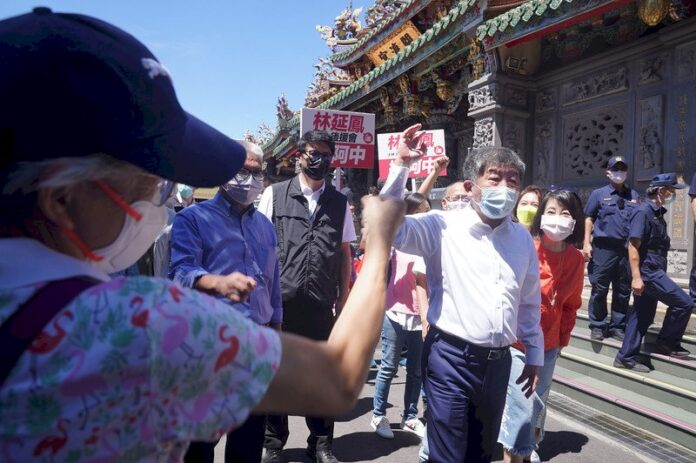 陳時中參拜關渡宮 承諾一本初心不造成對立
