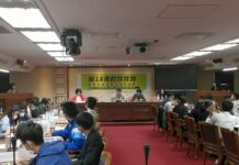 青年學生化身立委「質詢」 力促修憲落實18歲公民權