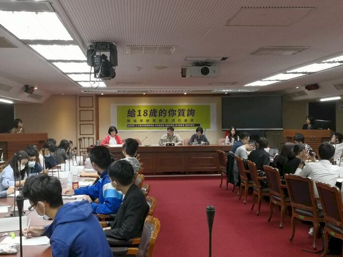 青年學生化身立委「質詢」 力促修憲落實18歲公民權