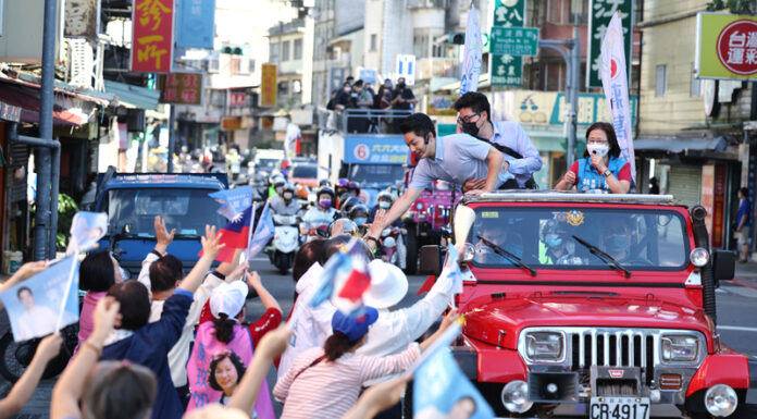 Audio: Kommunalwahlen – Ergebnisse und Reaktionen Der Gewinner der Bürgermeisterwahl der Stadt Taipei, Chiang Wan-an, dankt am Tag nach der Wahl seinen Unterstützern (Foto: CNA)