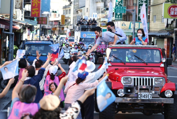 Der Gewinner der Bürgermeisterwahl der Stadt Taipei, Chiang Wan-an, dankt am Tag nach der Wahl seinen Unterstützern (Foto: CNA)