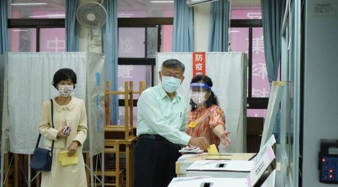 2022選戰/偕妻子投票 柯文哲:相信人民的智慧