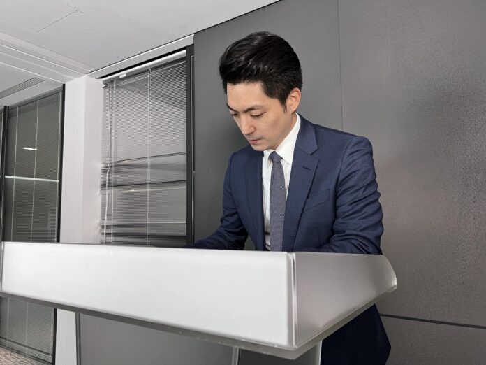 2022選戰/太太挑領帶 兒子大擁抱 蔣平常心應對辯論