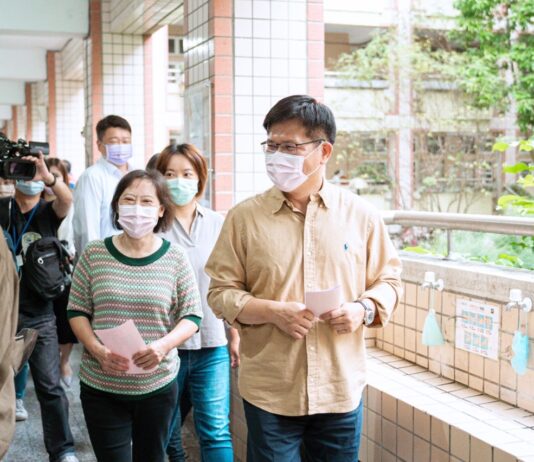 2022選戰/林佳龍和太太一起投票 稱心情輕鬆沒壓力