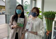 2022選戰/黃珊珊送書述政績 陳時中評像執行長無創新