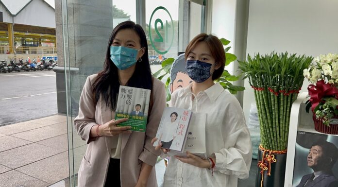 2022選戰/黃珊珊送書述政績 陳時中評像執行長無創新