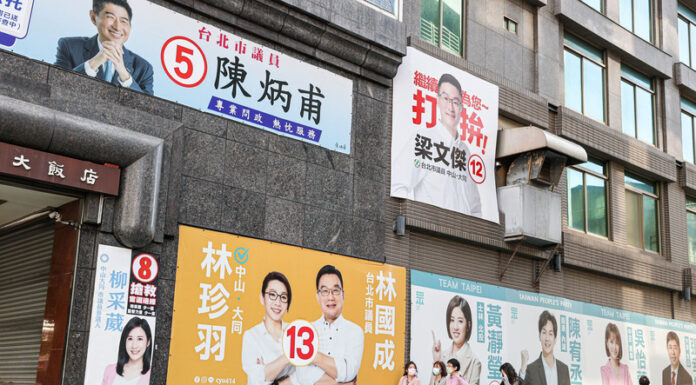 Audio: Überblick über die Kommunalwahlen An den Wänden eines Gebäudes in einer Gasse im Zhongshan-Distrikt von Taipeh hängen große Plakate von Kandidaten verschiedener politischer Parteien, in der Hoffnung, die Aufmerksamkeit der Öffentlichkeit zu gewinnen. (Foto: CNA)