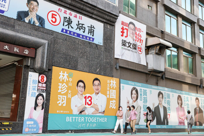 An den Wänden eines Gebäudes in einer Gasse im Zhongshan-Distrikt von Taipeh hängen große Plakate von Kandidaten verschiedener politischer Parteien, in der Hoffnung, die Aufmerksamkeit der Öffentlichkeit zu gewinnen. (Foto: CNA) An den Wänden eines Gebäudes in einer Gasse im Zhongshan-Distrikt von Taipeh hängen große Plakate von Kandidaten verschiedener politischer Parteien, in der Hoffnung, die Aufmerksamkeit der Öffentlichkeit zu gewinnen. (Foto: CNA)
